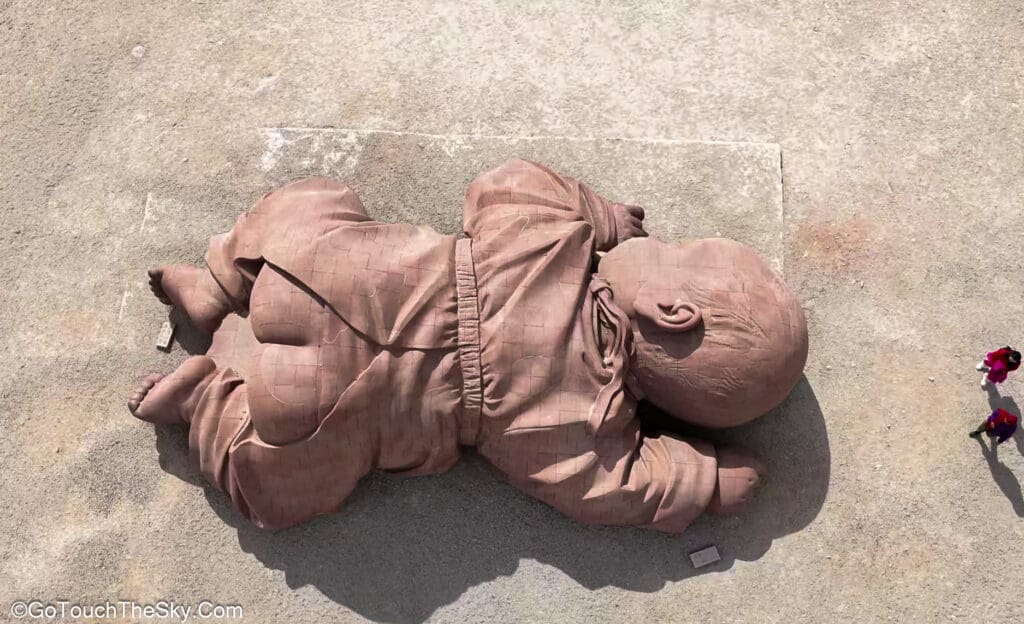 สัดส่วนสมจริงแบบ Hyper-realistic ของทารกยักษ์