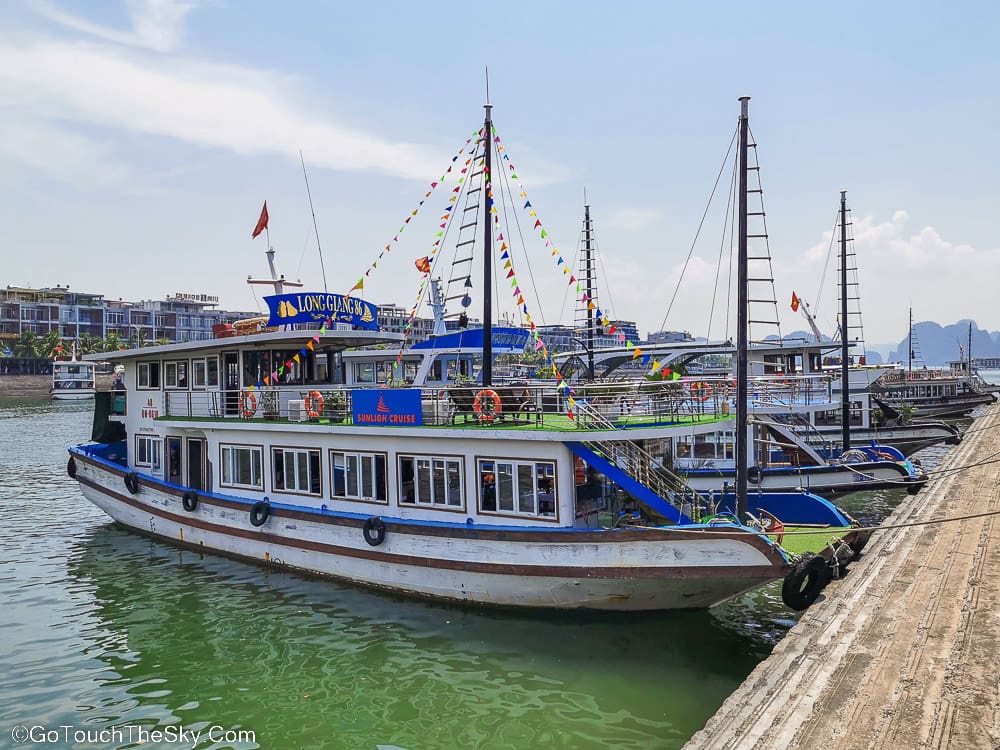 เรือสองชั้นล่องฮาลองเบย์