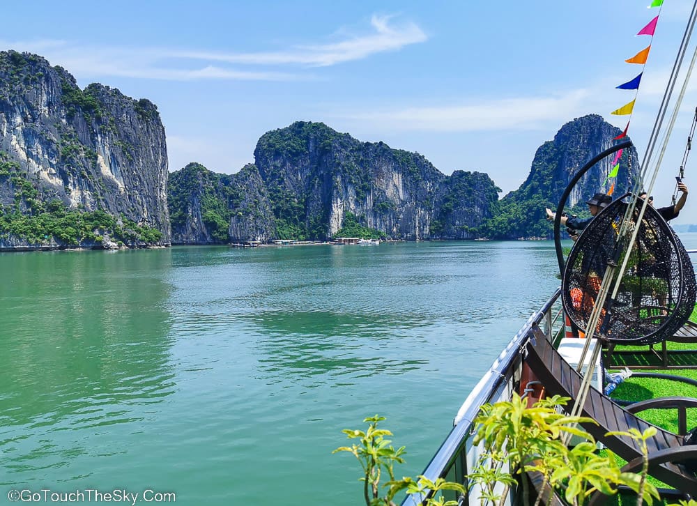 วิวเกาะแก่งจากดาดฟ้าเรือ