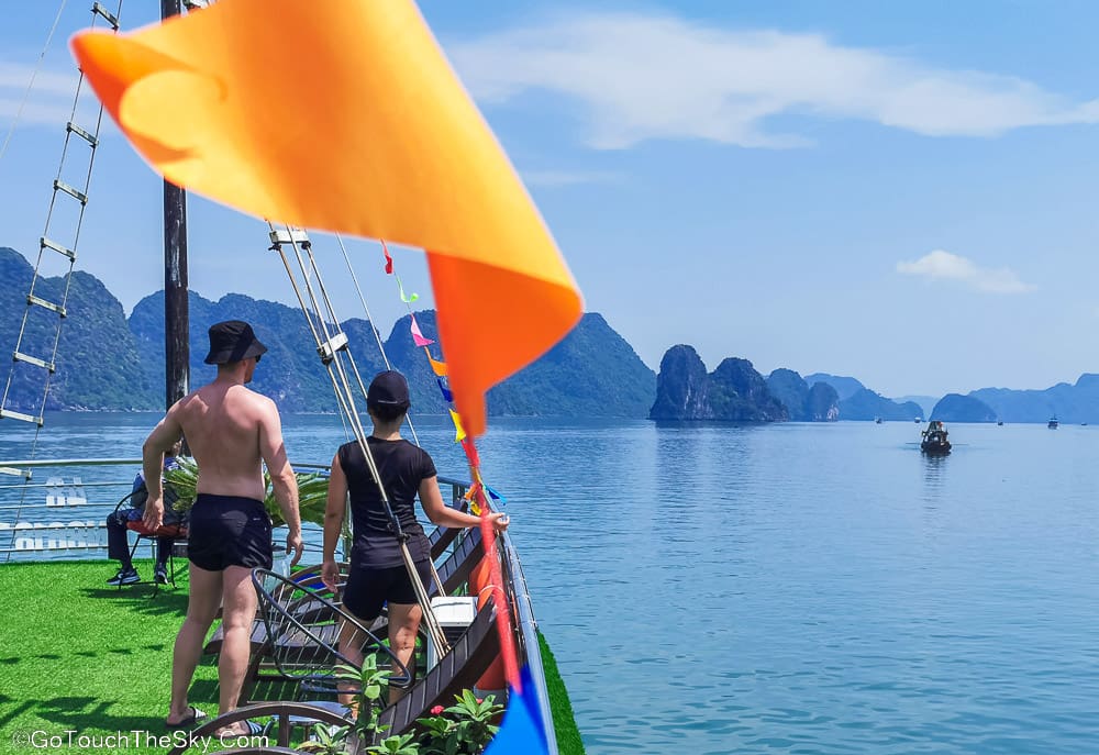 ทิวทัศน์เกาะหินปูนฮาลองเบย์