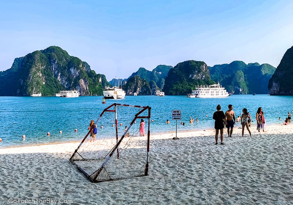 นักท่องเที่ยวเล่นน้ำเกาะ Ti Top