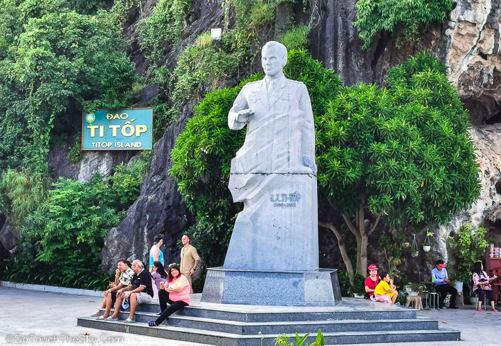 รูปปั้น Titov บนเกาะ