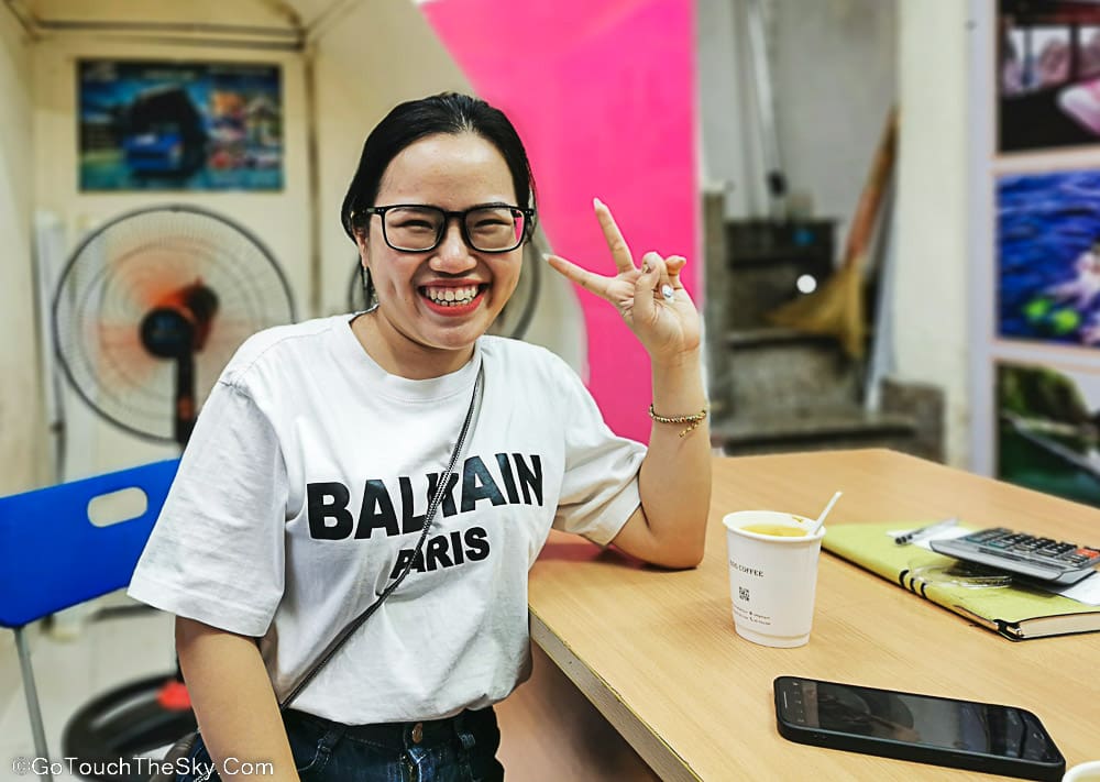 พนักงานร้าน Sinh Cafe Travel