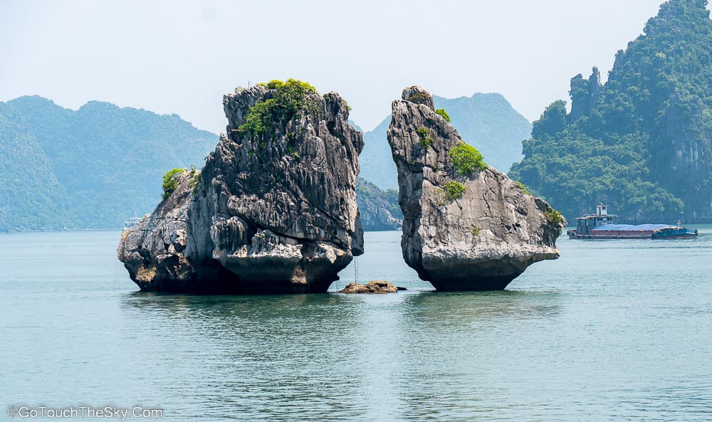 เกาะรูปร่างคล้ายไก่สองตัว