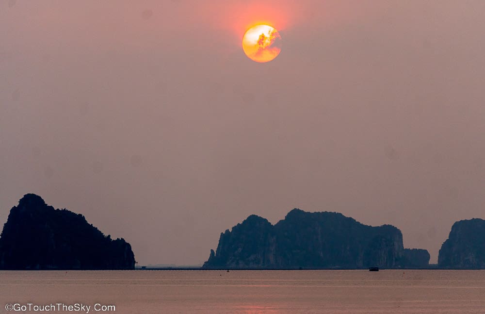 ทิวทัศน์พระอาทิตย์ตกฮาลองเบย์
