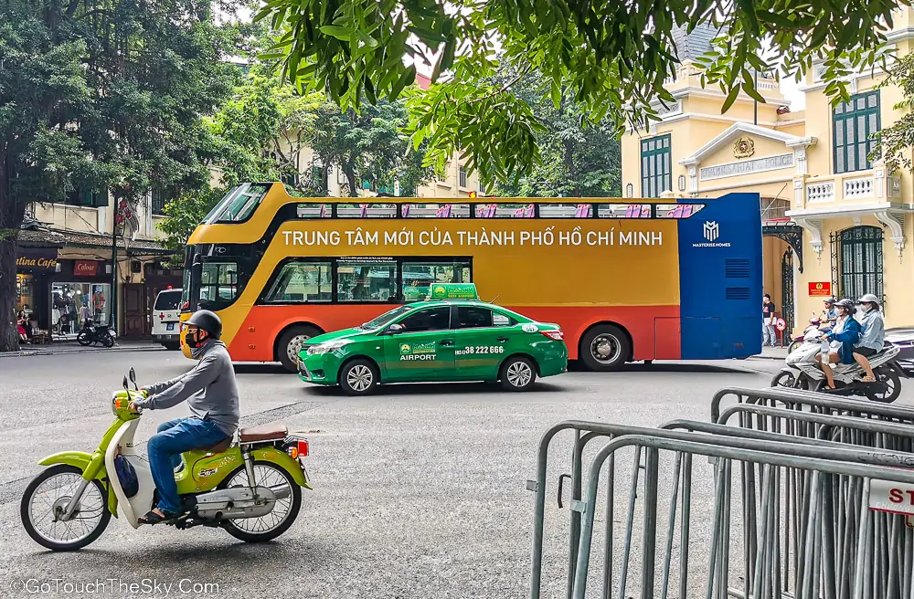 ผู้คนเดินย่าน Old Quarter