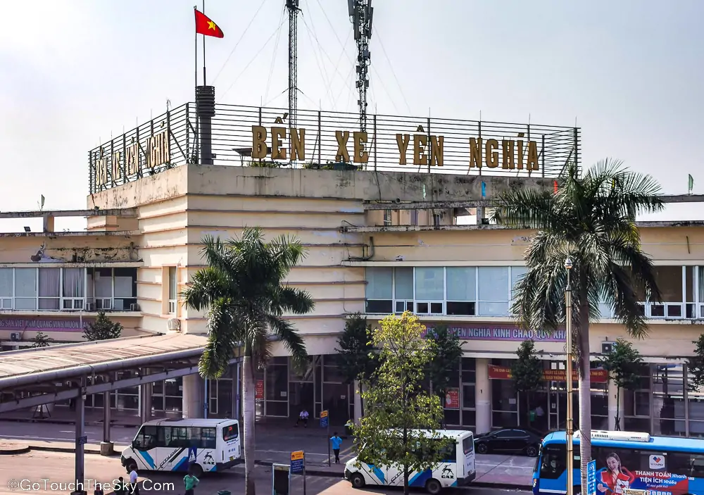 รถเมล์ที่สถานี Yen Nghia