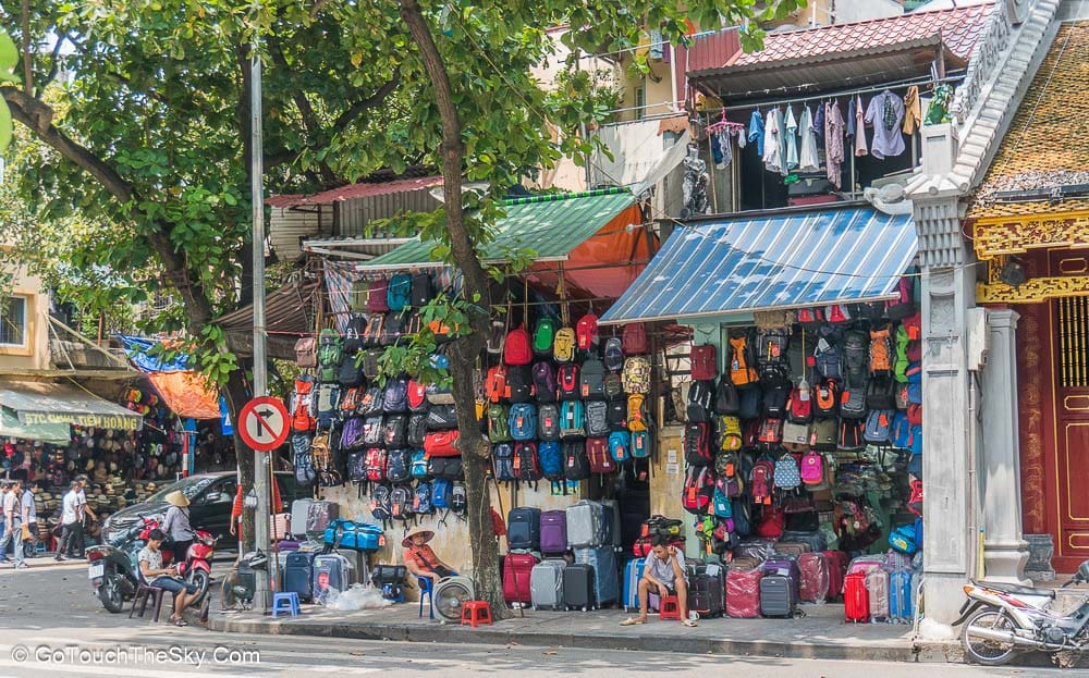 ร้านค้าขายกระเป๋าและเสื้อแจ็คเก็ตฮานอย