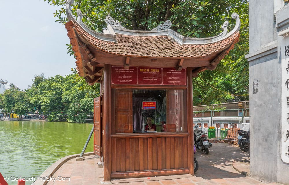 สะพานแดงสู่วัด Ngoc Son