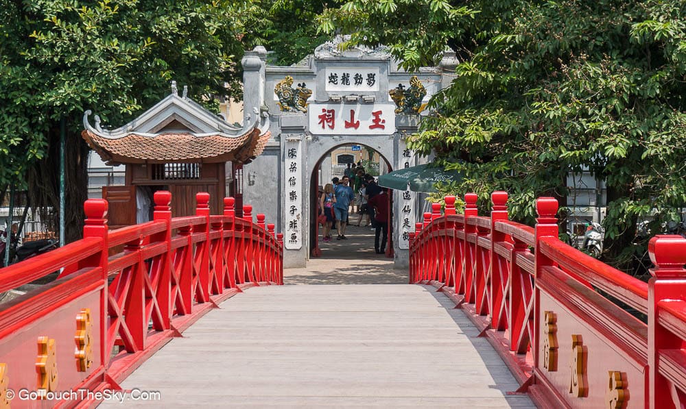 วัด Ngoc Son บนเกาะกลางทะเลสาบ