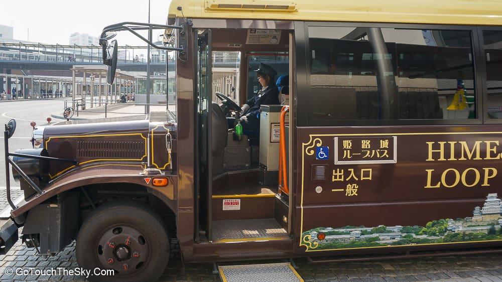 รถ Loop Bus จอดรอผู้โดยสาร
