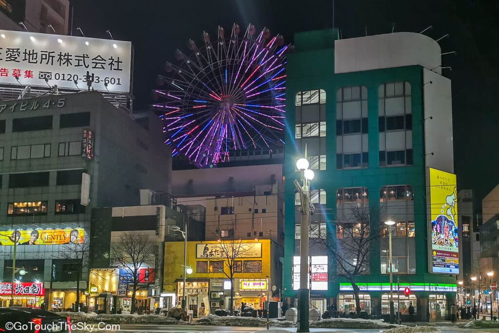 บรรยากาศแสงสีย่านซูซูคิโนยามค่ำคืน
