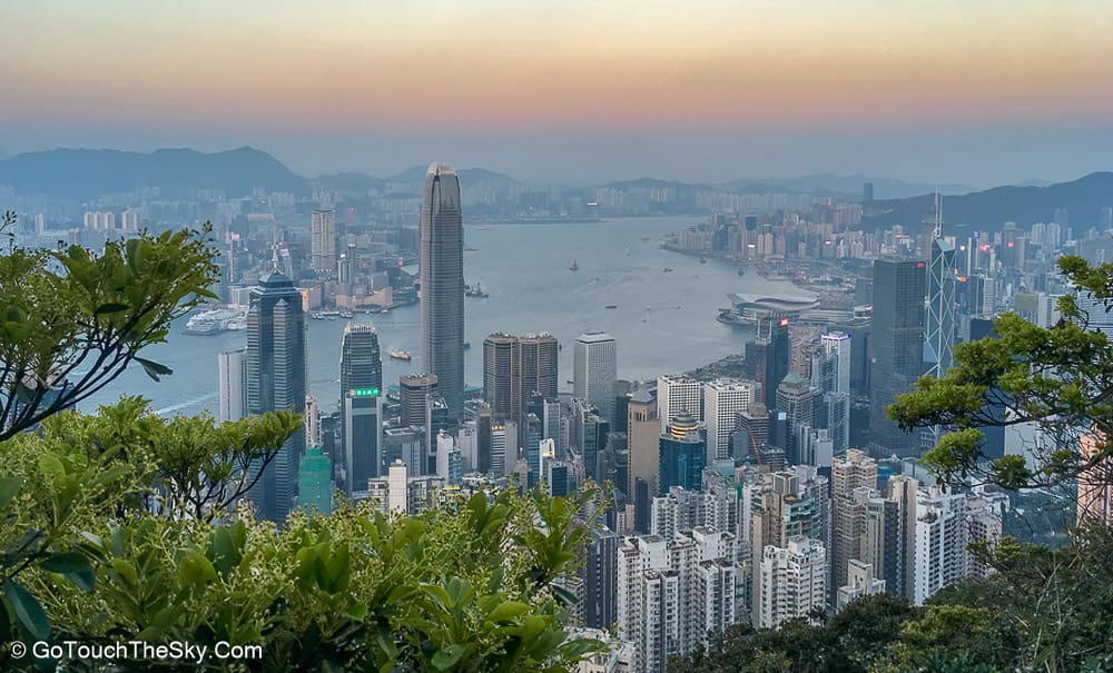 ทิวทัศน์ The Peak Tower จากเส้นทางเดิน