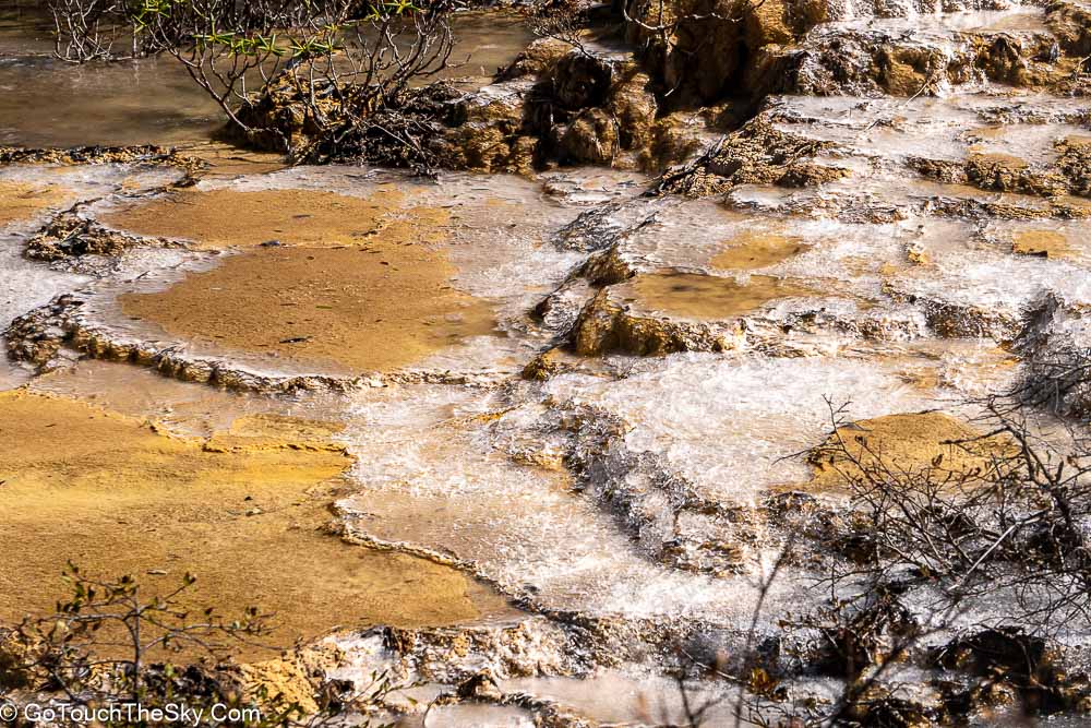 ลวดลายชั้นหินทราเวอร์ทีนริมทางเดิน