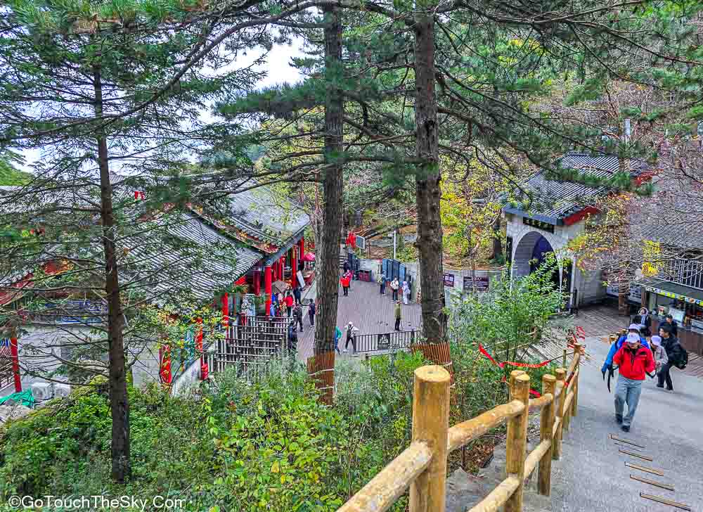 บันไดทางขึ้นสู่จุดสูงสุดยอดตะวันตก