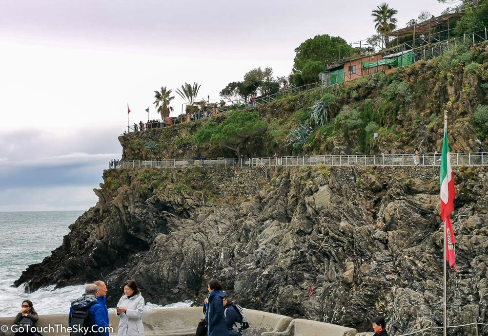 บ้านเรือนสีพาสเทล Manarola ยามค่ำ