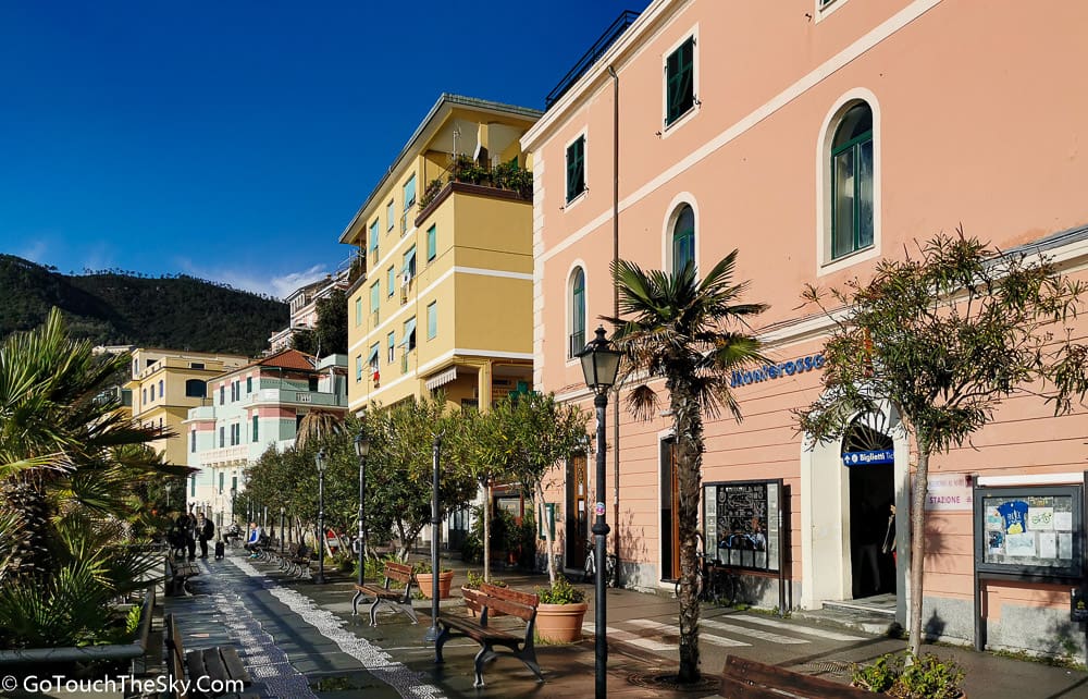 นักท่องเที่ยวเล่นน้ำที่ Monterosso