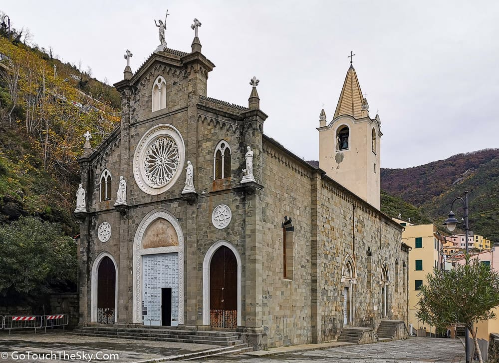 ทางเดินลงสู่หมู่บ้าน Riomaggiore