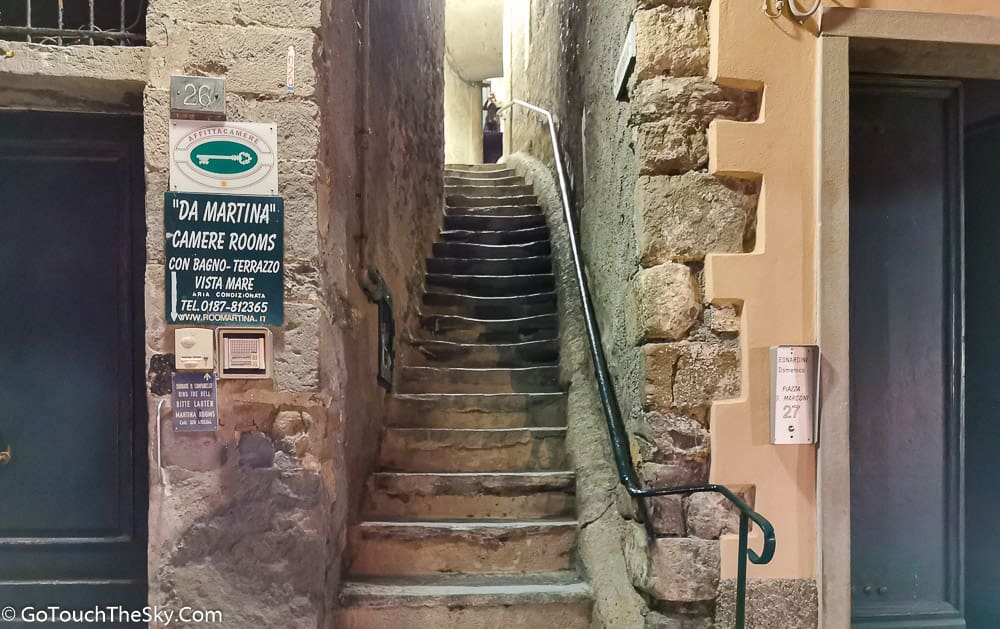 บันไดทางขึ้นเนินเขา Vernazza
