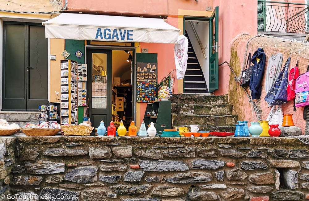 ร้านค้าริมจัตุรัส Vernazza
