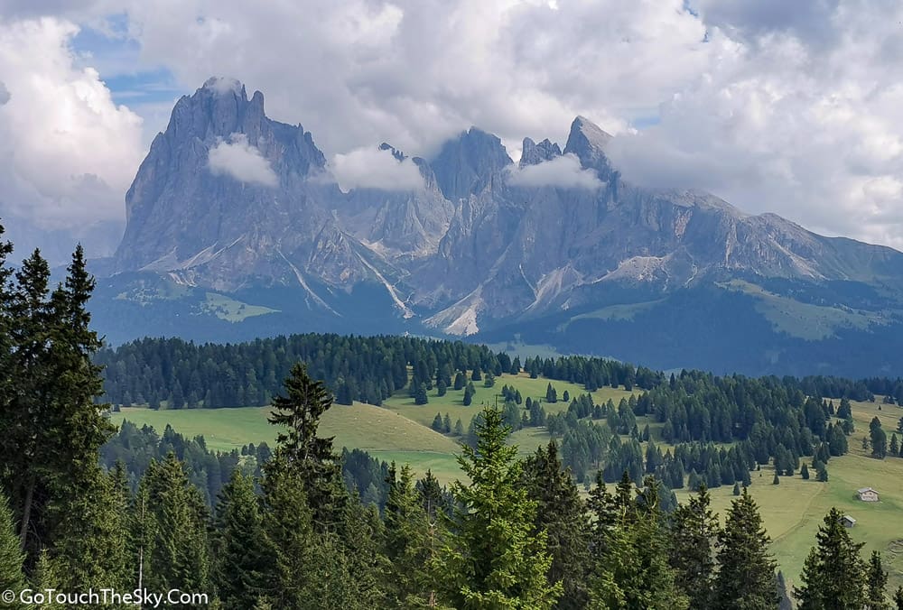 กลุ่มยอดเขา Sassolungo จาก Alpe di Siusi