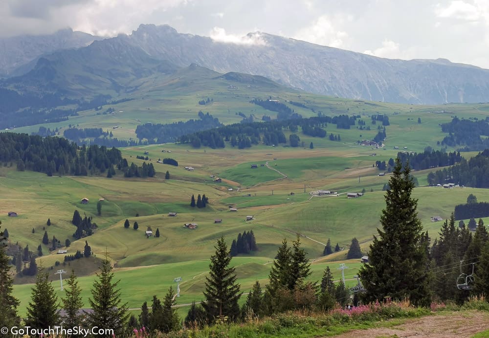 วิวทุ่งหญ้าเนินเขา Alpe di Siusi