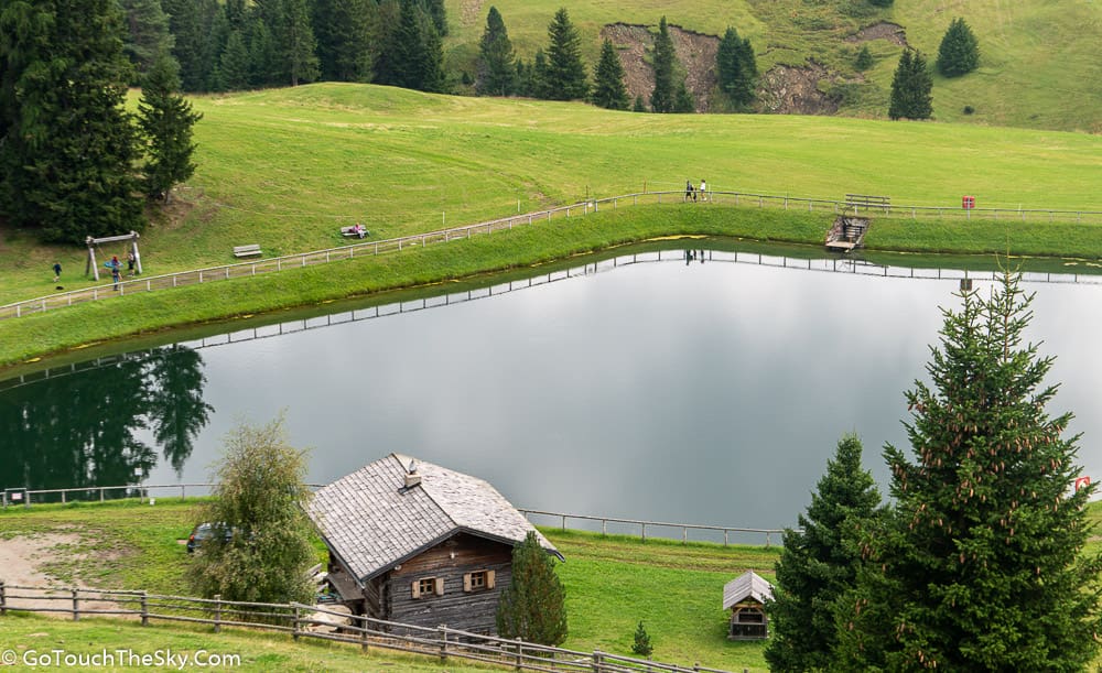 ทุ่งหญ้าและสระน้ำ Alpe di Siusi