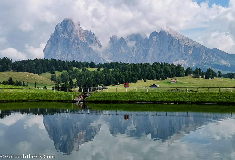 จุดถ่ายรูปริมสระน้ำ Alpe di Siusi