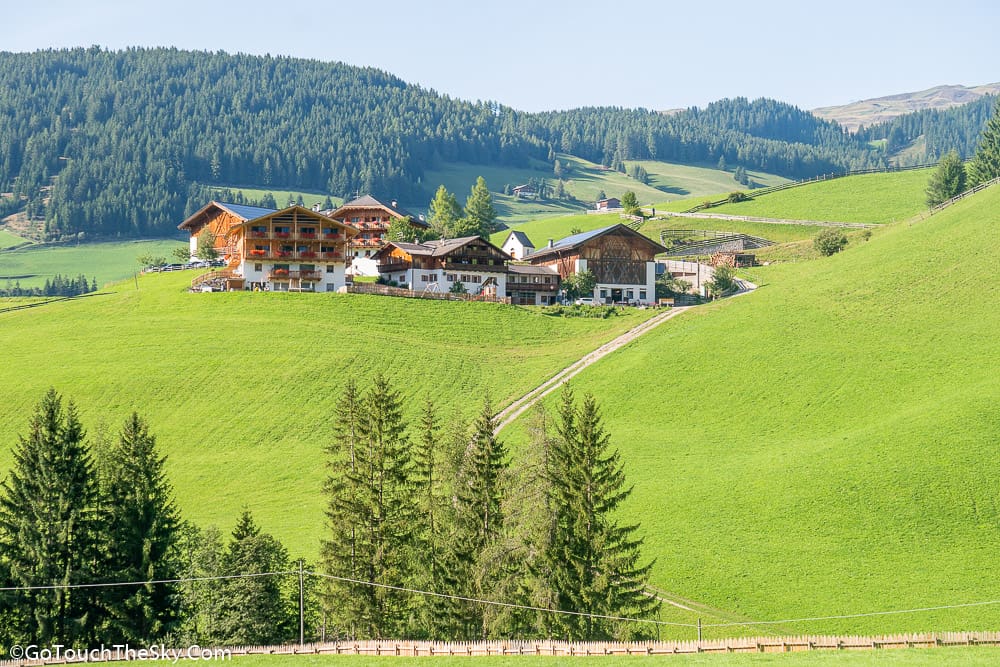วิวหุบเขา Val di Funes มุมกว้าง