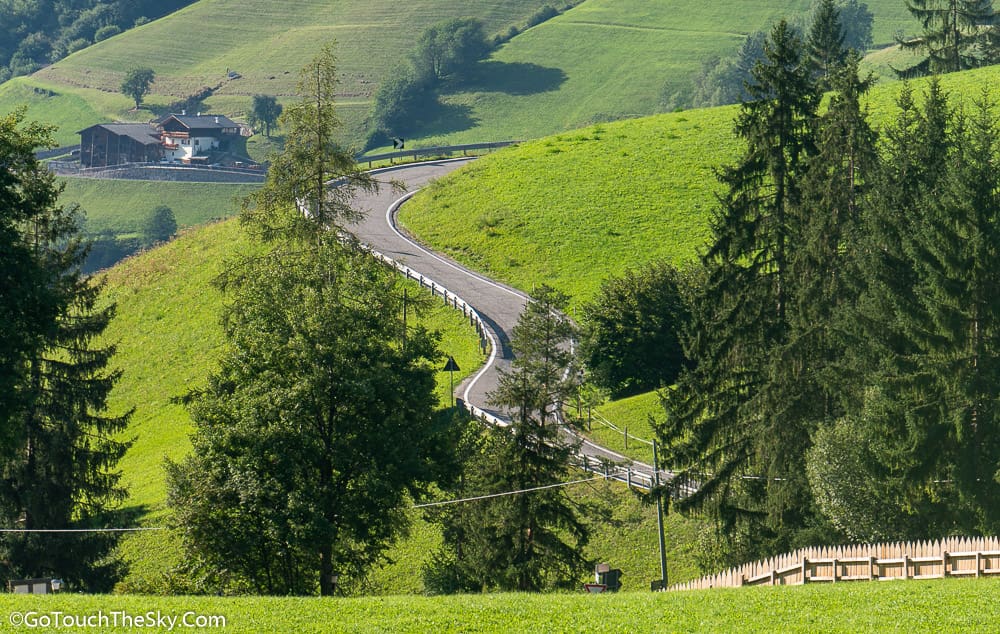 หุบเขา Val di Funes ทุ่งหญ้าเขียวขจี