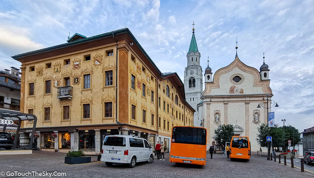 บรรยากาศถนนคนเดิน Cortina