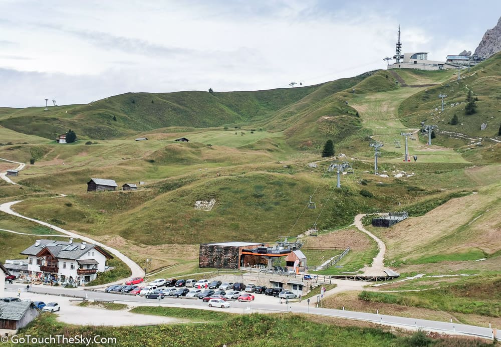 วิวยอดเขาแหลมคม Gardena Pass
