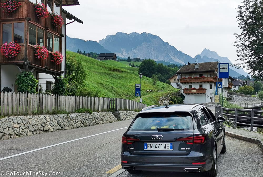 วิวถนนใกล้เมือง Cortina D'Ampezzo
