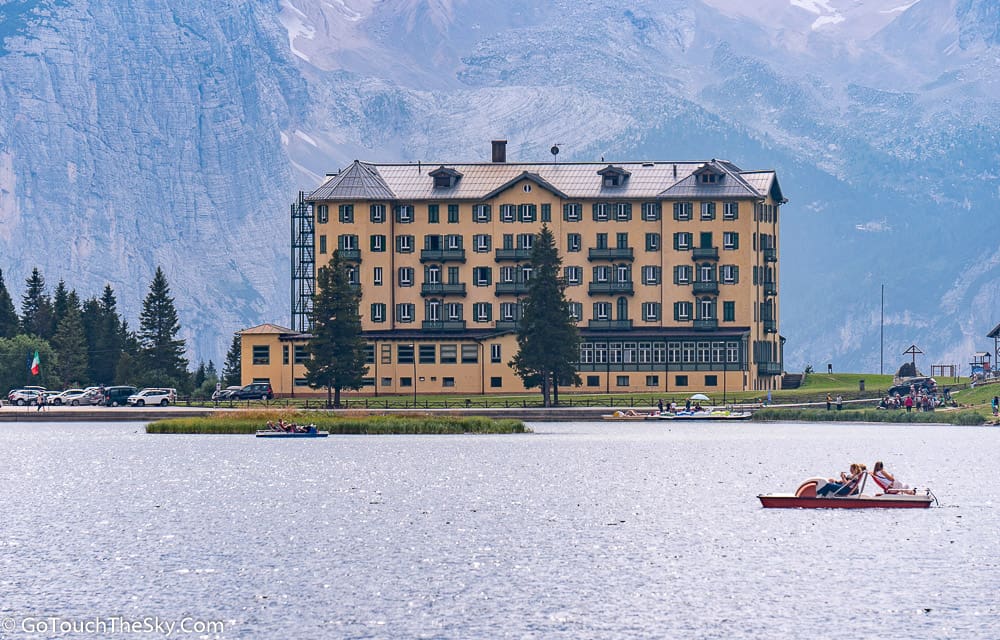โรงแรมริมทะเลสาบ Misurina