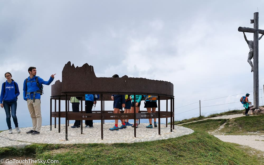 แท่นแสดงรายชื่อภูเขารอบ Seceda