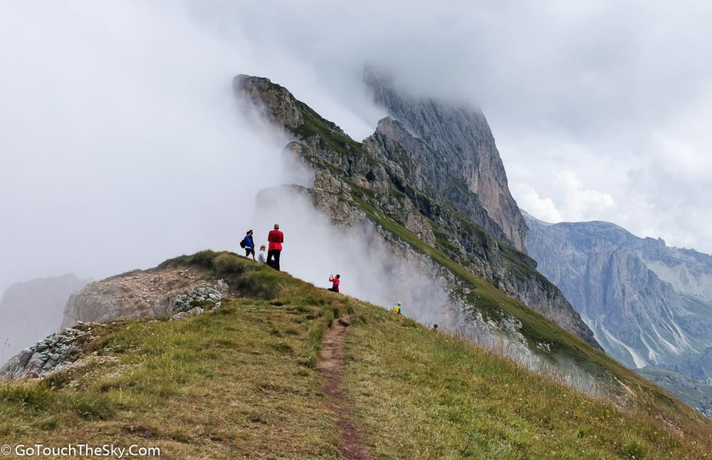 วิวหน้าผาและทุ่งหญ้า Seceda