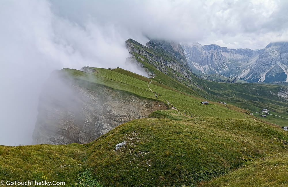ทุ่งหญ้าเขียวขจีบน Seceda