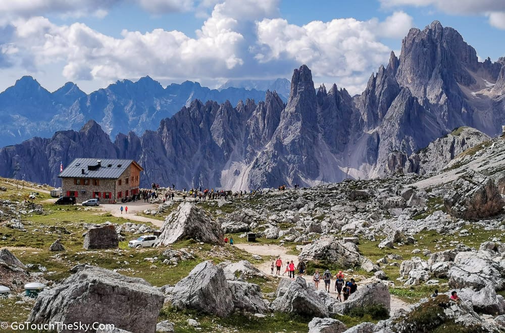 ทางเดินขึ้นเนินหลัง Rifugio Lavaredo