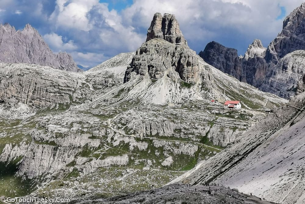 Rifugio Locatelli อยู่ไกลๆ