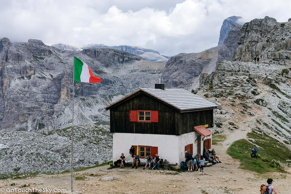 วิวเทือกเขาใกล้ Rifugio Locatelli