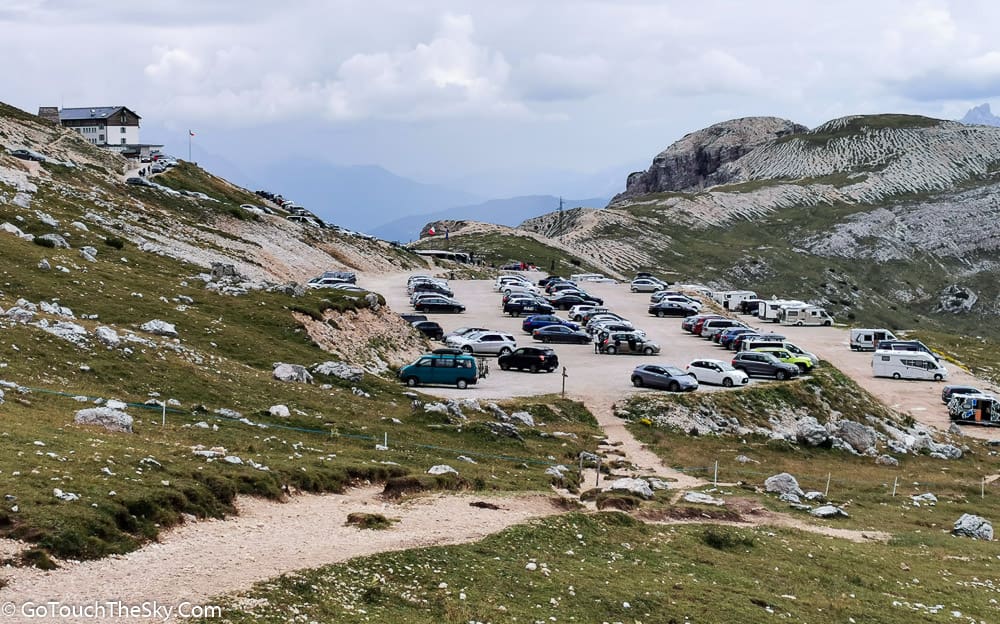 ทางเดินขึ้นเนินสู่ Rifugio Auronzo