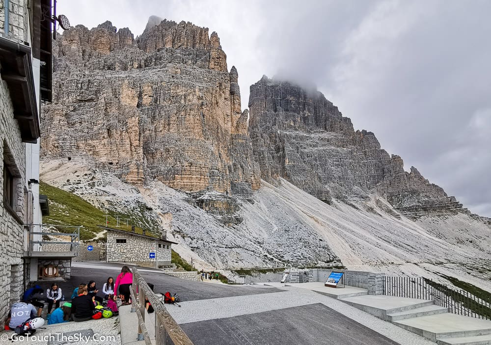 เริ่มเดินเทรลจาก Rifugio Auronzo