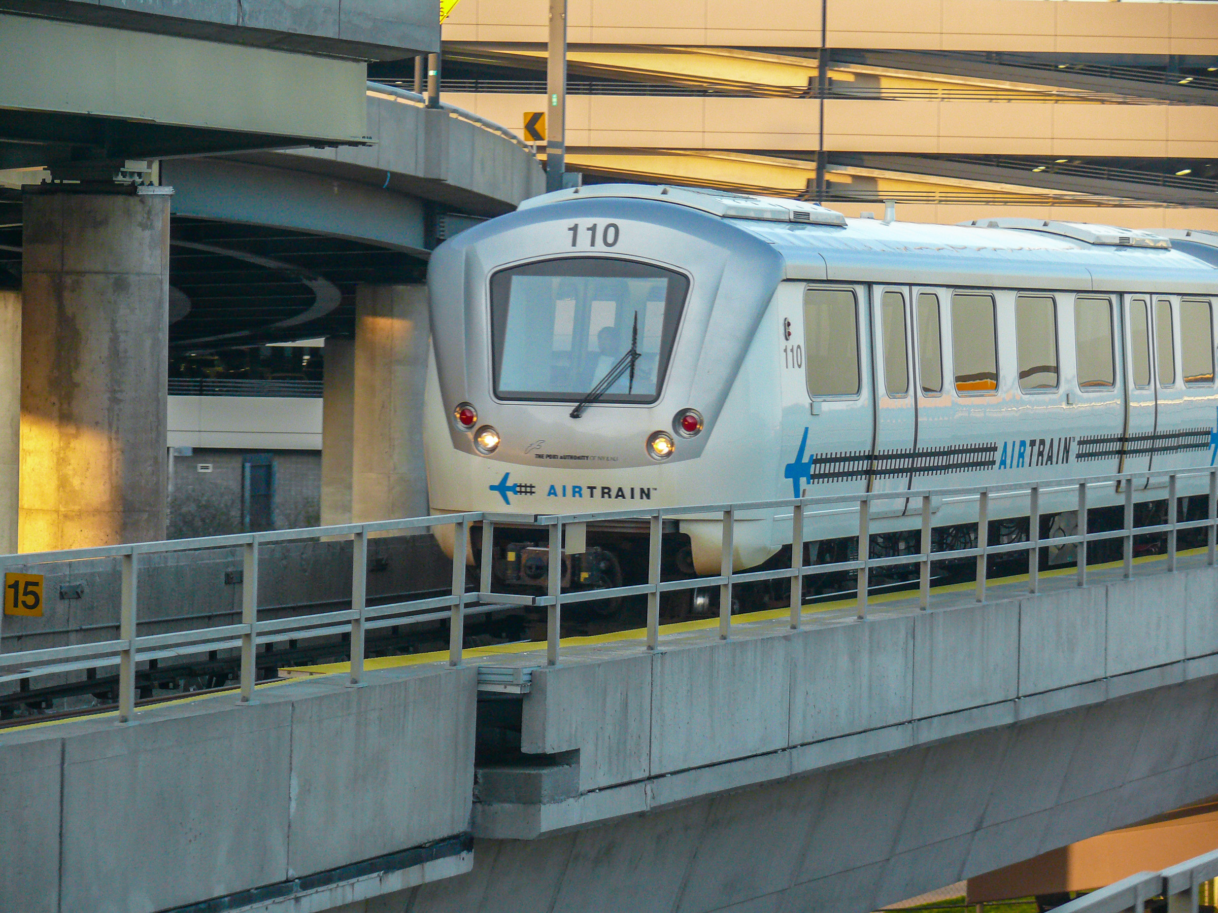 ภาพของรถไฟ AirTrain JFK ที่วิ่งอยู่บนรางรอบๆสนามบิน JFK