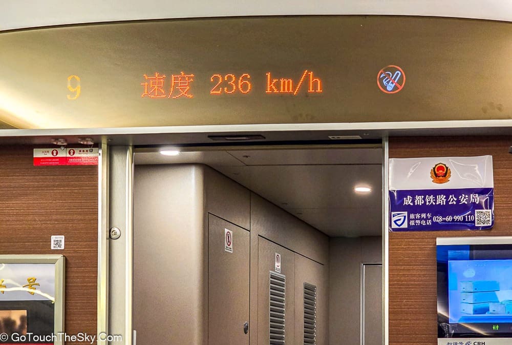 รถไฟความเร็วสูงจอดเทียบชานชาลา