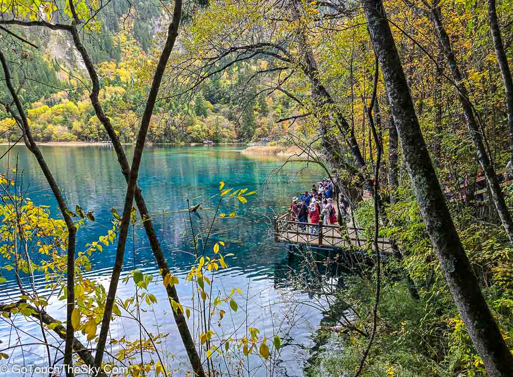 สีสันหลากหลายบนผิวทะเลสาบห้าดอกไม้