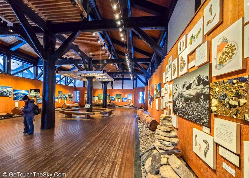 เคาน์เตอร์ให้ข้อมูลใน Kamikochi Visitor Center