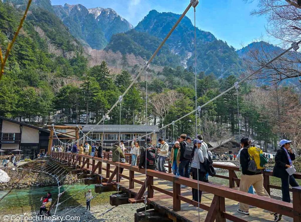 ร้านค้าของที่ระลึกใกล้สะพานคัปปะ