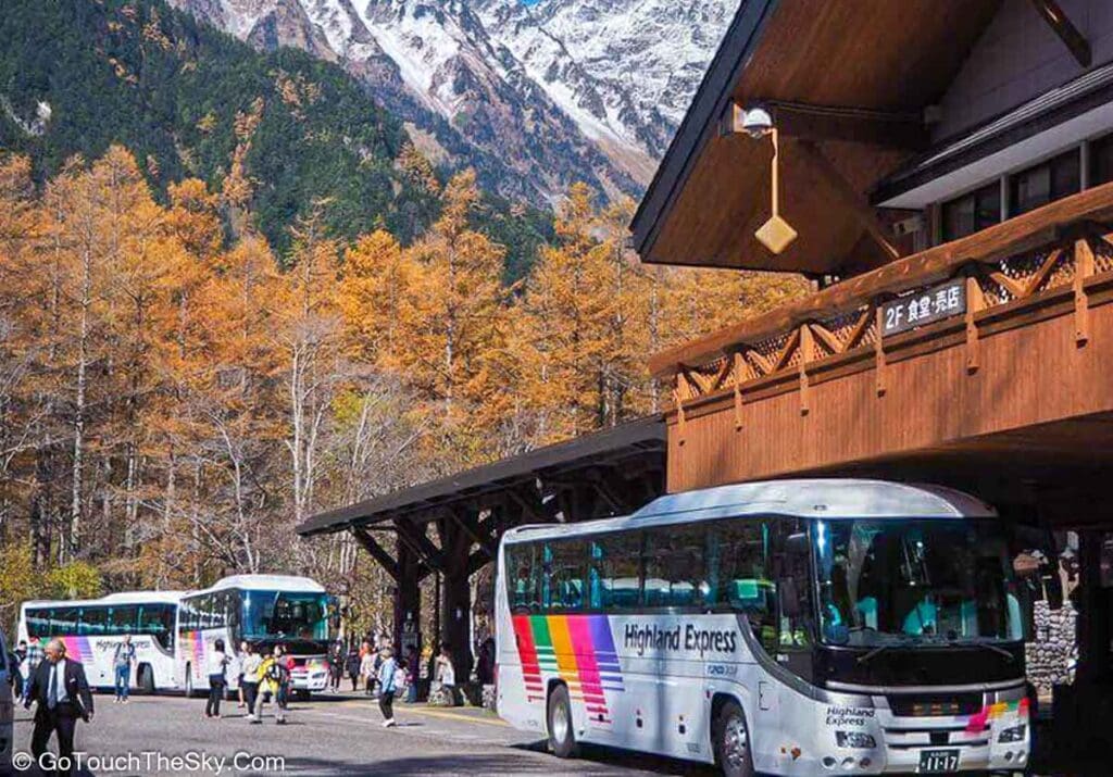สถานี Kamikochi Bus Terminal ในฤดูใบไม้ร่วง