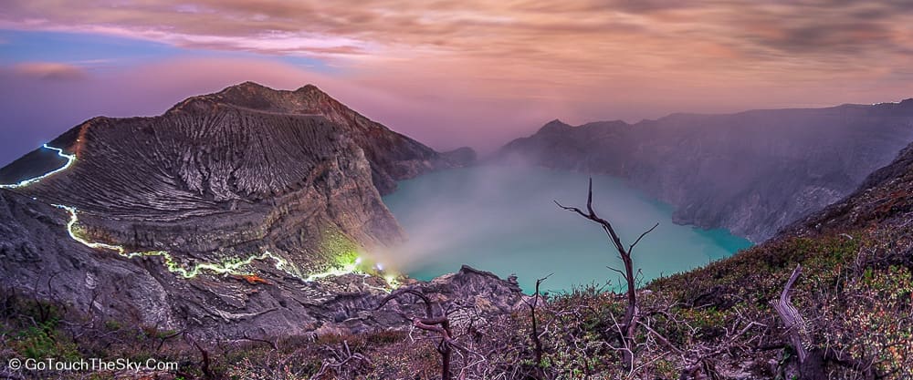 ทะเลสาบสีเขียวมรกตในปล่องคาวาอีเจี้ยน