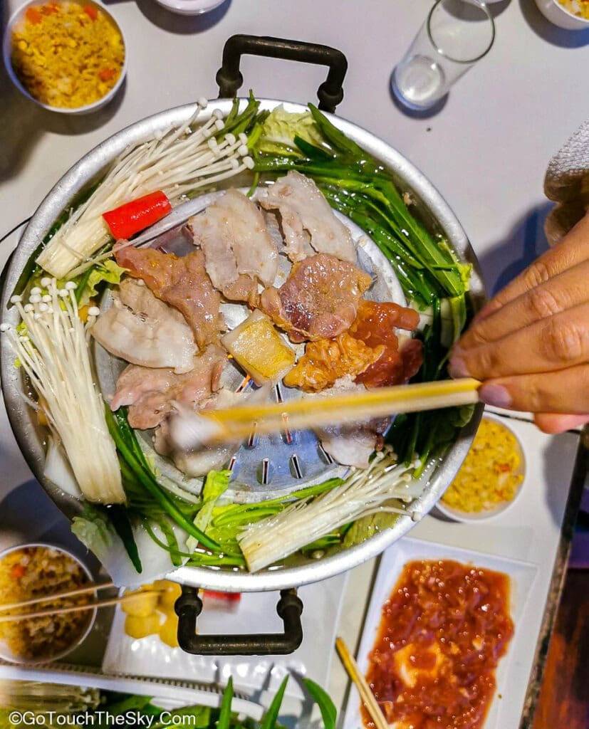 บรรยากาศมื้อเย็นหมูกะทะที่บ้านขุนกลาง